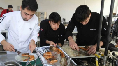Çoruh’un incisi somon, genç şef adaylarının ellerinde yarıştı