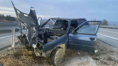 Çorum’da otomobil bariyere çarptı: 2 yaralı