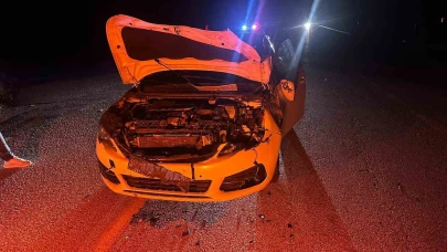Çorum’da otomobil yola çıkan danaya çarptı: 2 yaralı