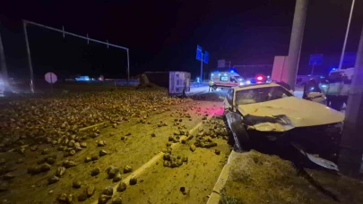Çorum’da şeker pancarı yüklü tır ile otomobil çarpıştı: 3 yaralı