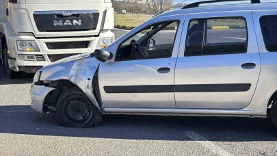 D-100’de tırın önüne kattığı araç hasar aldı