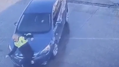 Dikkatsiz sürücünün polise çarptı