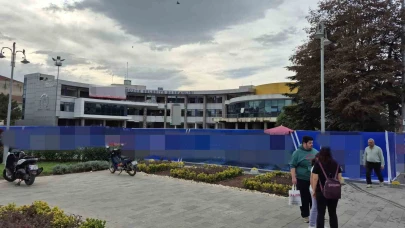 Yıkım çalışması süren belediye binasında yangın