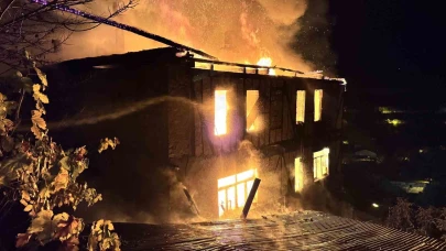 İki katlı ahşap ev alevlere teslim oldu