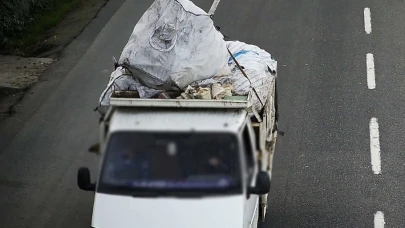 Kağıt taşıyan araçtan Kur’an-ı Kerim sayfaları savruldu: 2 kişi hakkında işlem başlatıldı