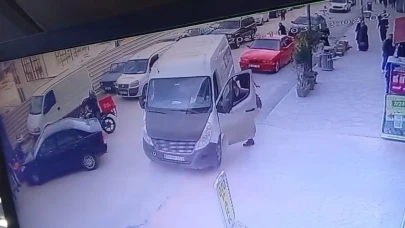 El freni çekilmeyen kamyonet geri geri kaydı: Otopark görevlisi faciayı önledi