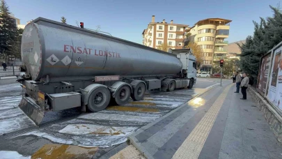 Kırmızı ışıkta bekleyen tırın tekerlekleri yandı; facia itfaiyenin hızlı müdahalesiyle önlendi