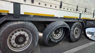 Lastiği parçalanan tırın tehlikeli yolculuğu