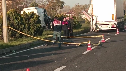 Minibüs, tırın römorkuna çarptı: 1 ölü, 2 yaralı