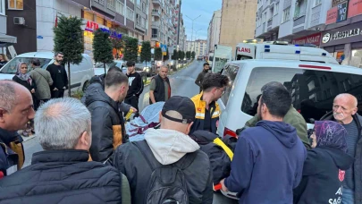 Minibüsün açılan kapısına çarpan motosikletli savruldu: 1 yaralı