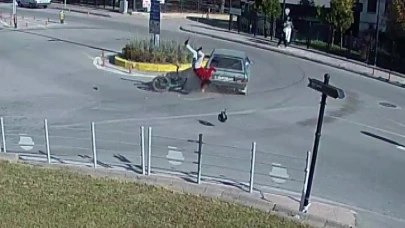 Motosikletli havada takla attı, ilk yaptığı şey fırlayan ayakkabısını giymek oldu