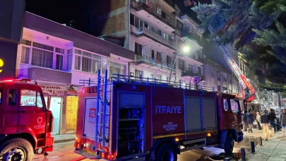 Çatı katı yangını: 5 kişi asansörlü araçla tahliye edildi