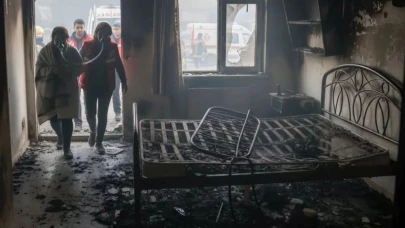 Elektrikli battaniye evi yaktı: 4 kişi dumandan etkilendi