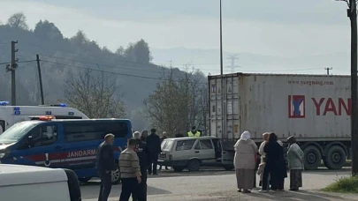 Otomobil tıra ok gibi saplandı: 2 yaralı