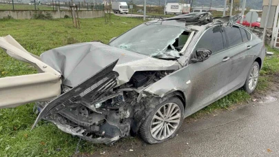 Otomobil kamyonete çarpıp bariyere girdi: 3 yaralı