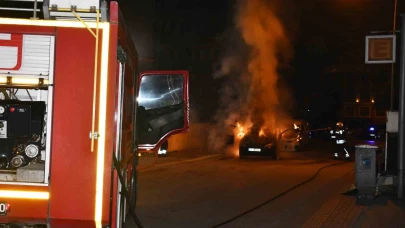 Park halindeki otomobil yanarak kullanılamaz hale geldi