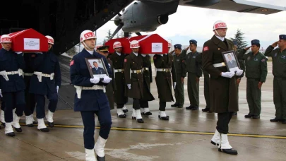 Şehit babasını oyuncağına sarılarak bekledi