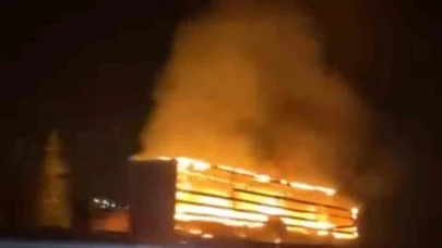 Seyir halindeki tırın lastiği alev aldı