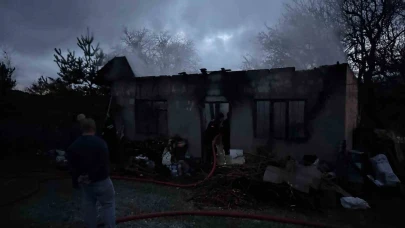 Sobaya yakmak için benzin döktü, hem kendini hem evi yaktı