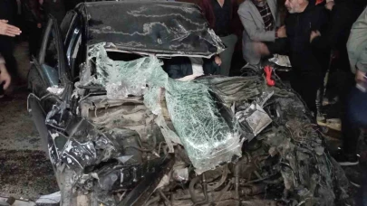 Tırın dorsesine çarpan otomobil hurda yığınına döndü: Sıkışan sürücü güçlükle kurtarıldı