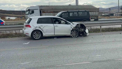 Tırın otomobili sıkıştırdığı kaza: 1 yaralı