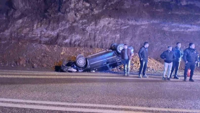 Yola düşen kayalardan kaçan otomobil takla attı: 2 yaralı