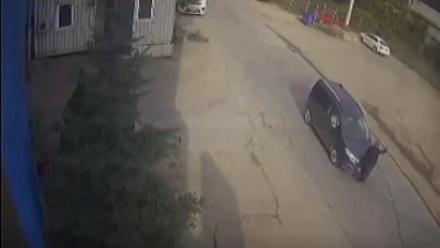 Yolun karşısına geçmek isteyen yaşlı adama çarptı