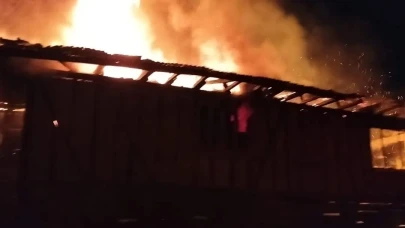 Ahşap ev alev alev yandı