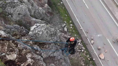 Amasya’da riskli kaya parçaları sökülerek yola düşürüldü, hummalı çalışma dronla görüntülendi
