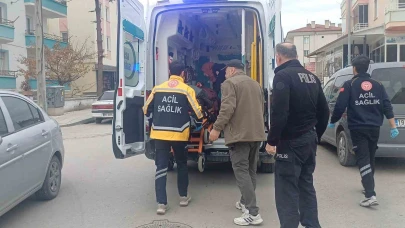 Arkadaşıyla şakalaşırken bıçağın üzerine düşen genç yaralandı