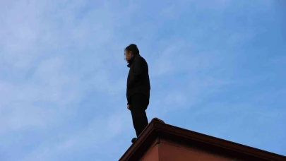 Binanın çatısında intihara kalkışan şahsı İl Emniyet Müdürü ikna etti