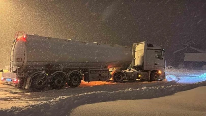 Ağır tonajlı araçların geçişine kapatıldı: Kar kalınlığı 40 santimetreyi geçti