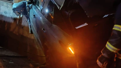 Bina duvarına çarpan otomobilin sürücüsü yaralandı