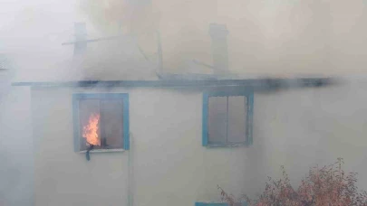 Çorum’da alev alev yanan ev kullanılmaz hale geldi