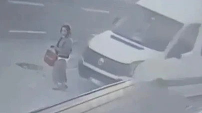 Dolmuş bekleyen kadın minibüsün altında böyle kaldı