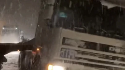 Geçiş güzergahlarında tırlar makasladı, yollar kısmen kapandı