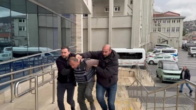 "Eşime neden baktın" diyen adamı bıçaklayarak öldürdü