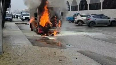 Halk otobüsü alev alev yandı