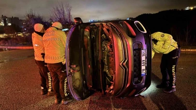 Kaldırıma çarpıp devrildi: 1 yaralı