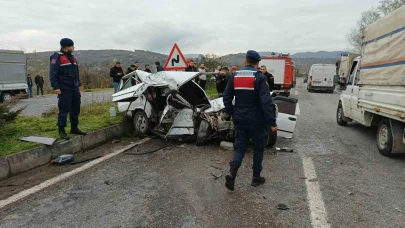 Kamyona çarpan otomobil hurdaya döndü: 1 ölü, 2 yaralı