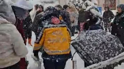 Kar kaplı merdivenden düşen öğrenci yaralandı