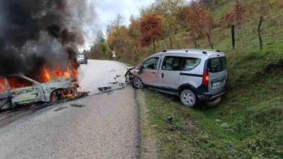 Hafif ticari araç ile otomobil çarpıştı: 2 yaralı