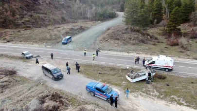 Otomobil ile çarpışan kamyonet ters döndü: 1 ölü, 1 yaralı