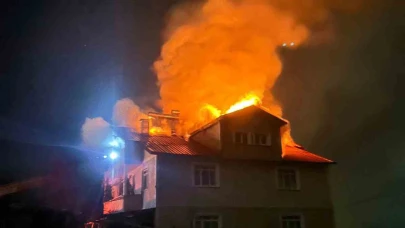 Yangında bir evin çatısı kullanılamaz hale geldi