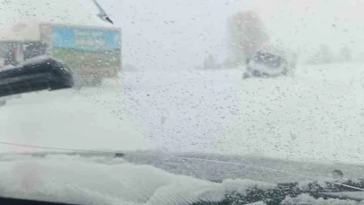 Yoldan çıkan yolcu otobüsü kara saplandı