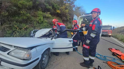 Kaya parçası otomobilin üzerine düştü: 5 yaralı