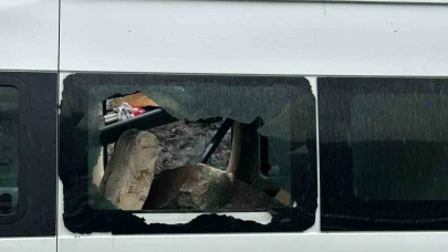 Minibüsün üzerine dev kayalar düştü, 3 kişi şans eseri kurtuldu