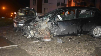 Hafif ticari araç ile otomobil kafa kafaya çarpıştı: 1 ölü, 4 yaralı