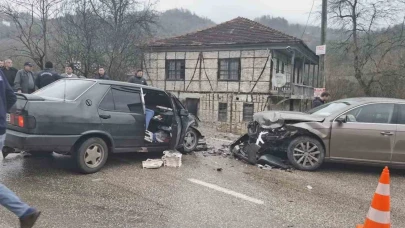 İki otomobil çarpıştı: 1 yaralı