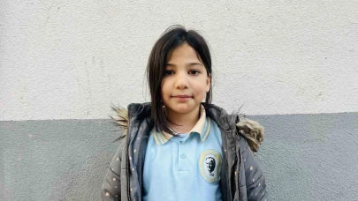 Üşüyen küçük kıza polislerden yürekleri ısıtan hareket